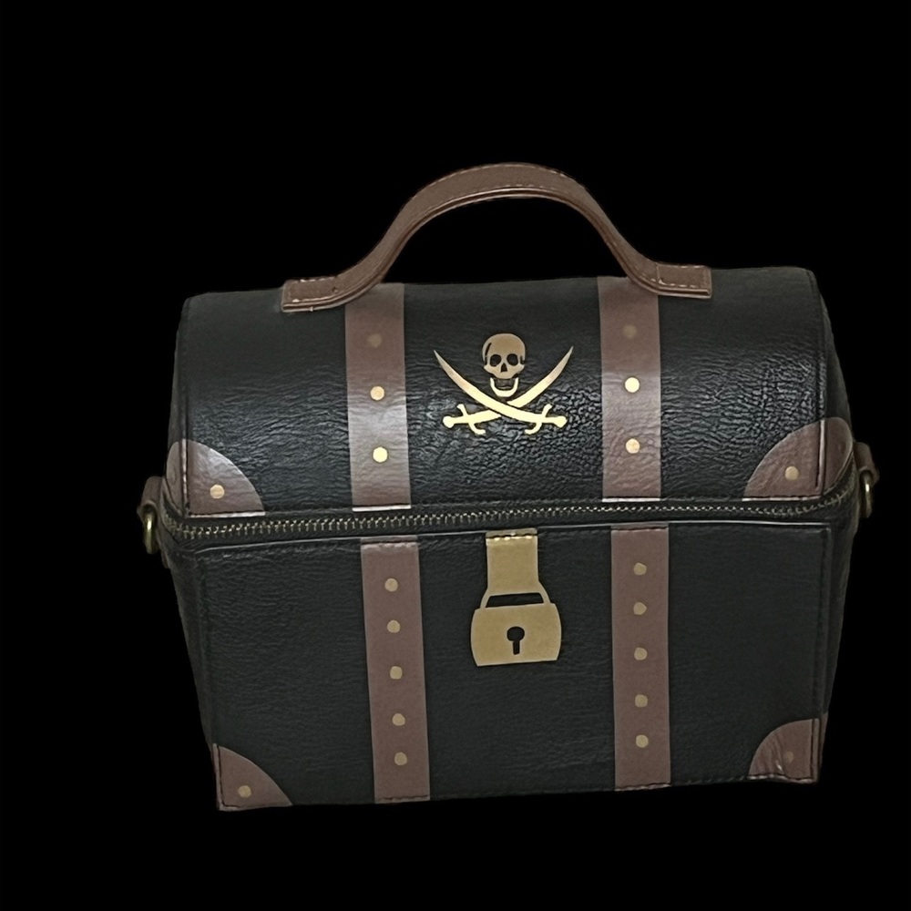 Disney pirates of the Caribbean pirates chest bag